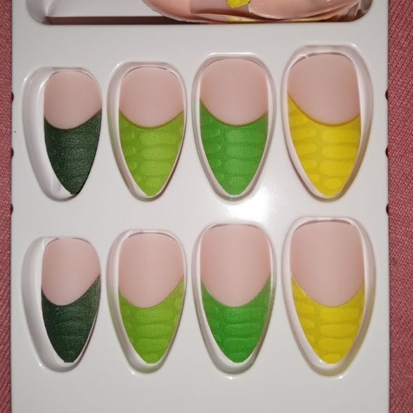 Press On Nails - Picture 5 of 5